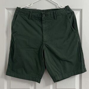 UNIQLO NWT 100% cotton army green casual golf beach chino shorts (9”) (size S)